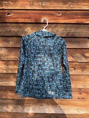 Mountain hardware hooded top thumb holes